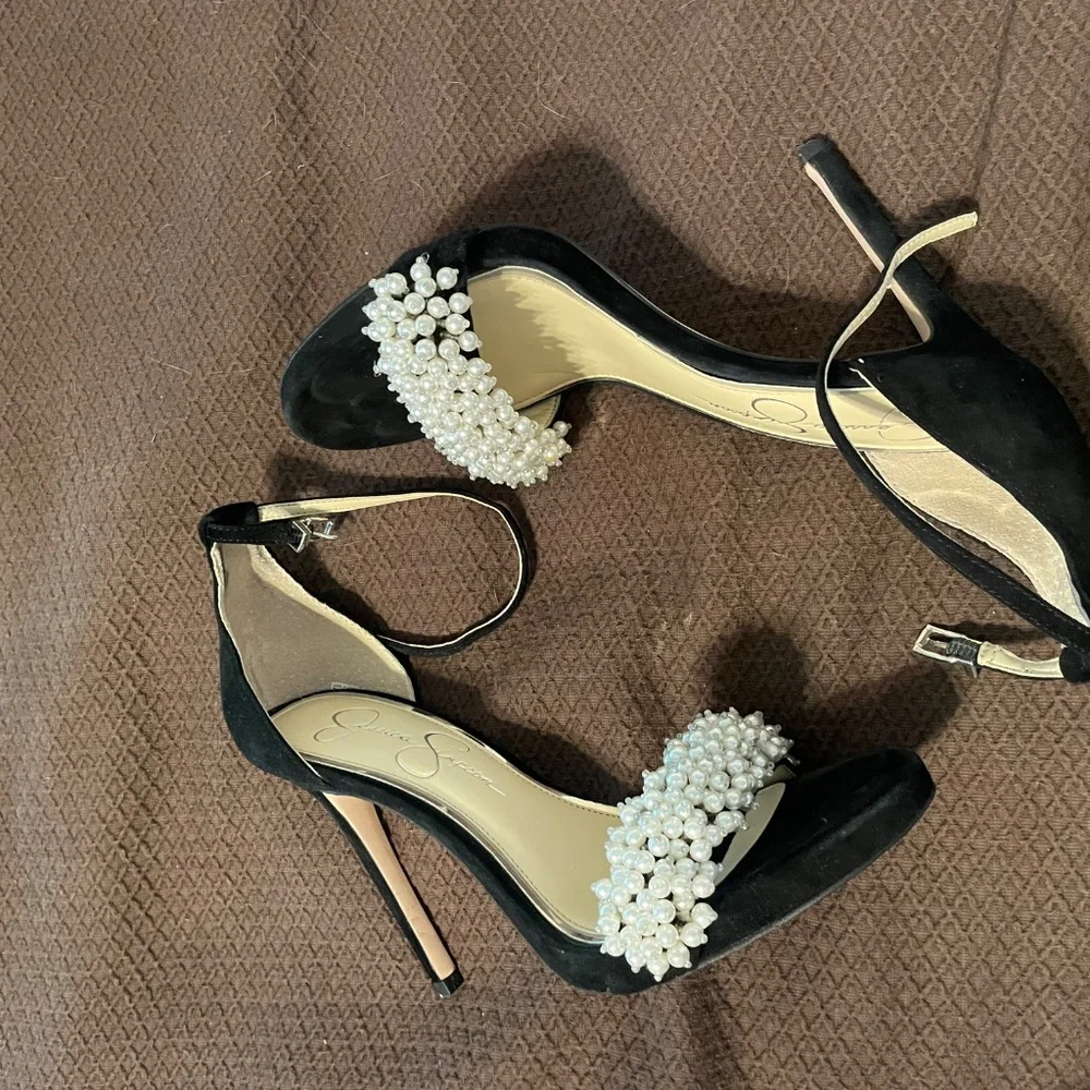 Black velvet with pearl accent heals - Picture 2 of 5